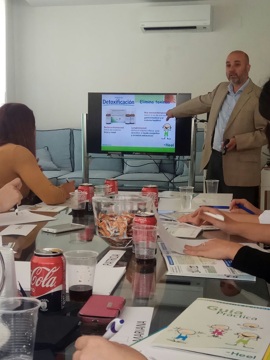 Nuestros farmacéuticos tomando nota en la jornada de formación de <a href="/HeelSpain/">Heel España</a> sobre #medicinabiorreguladora en <a href="/farmaciaribera/">farmaciaribera</a> #probióticos