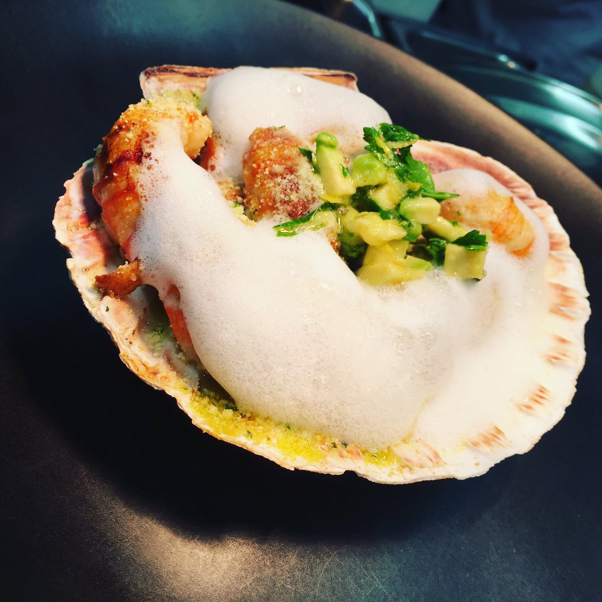 FinnsFarmcut's tweet photo. #cheflife #artofplating #chefsofinstagram #kinsale #finefood #fresh #scallops&prawns #Michelin #finnstable https://t.co/8UpsLeTmTP