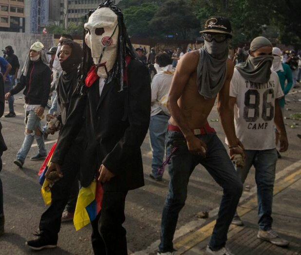 xavier_torrens's tweet photo. Foto izquierda
Imagen real de protestantes pacíficos

Foto derecha
Foto manipulada por la Dictadura de #Venezuela

@porlagoma
RT @LuisCarlos https://t.co/9Dy01zTwYZ