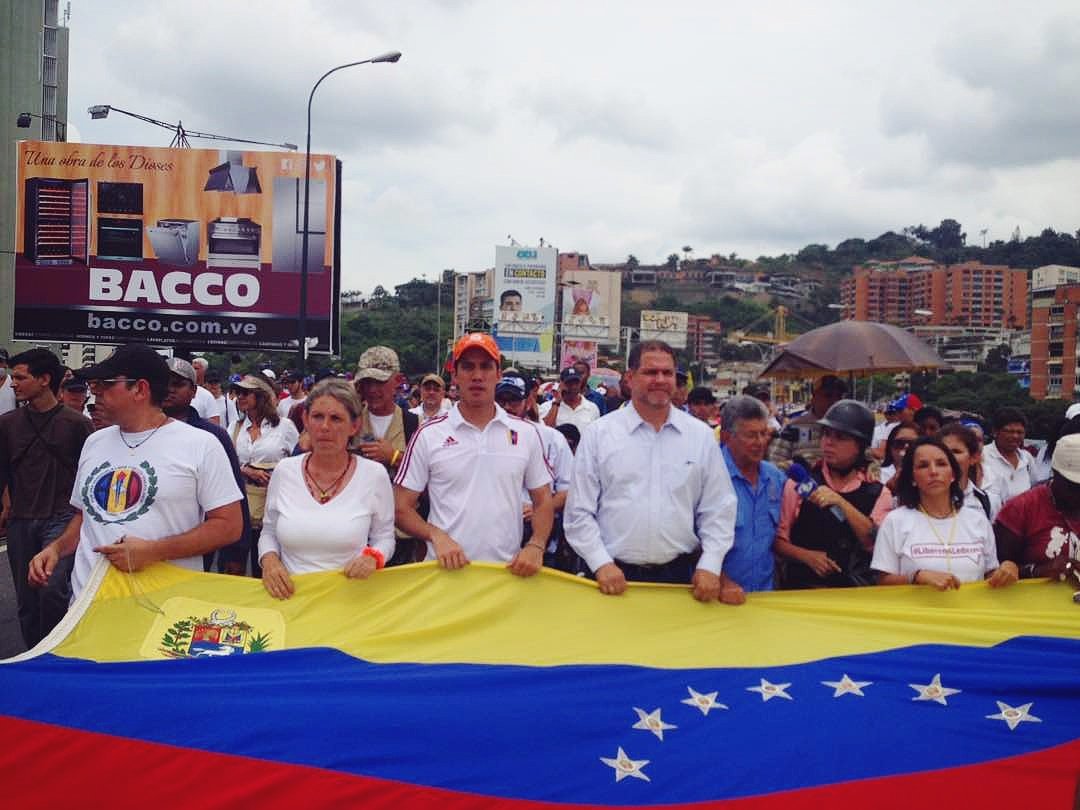 jguaido's tweet photo. Hoy seguiremos en las calles, en la lucha pacífica por la democracia y la libertad. Aquí nadie se rinde ¡Fuerza y resistencia! https://t.co/dRmw8CZwRV