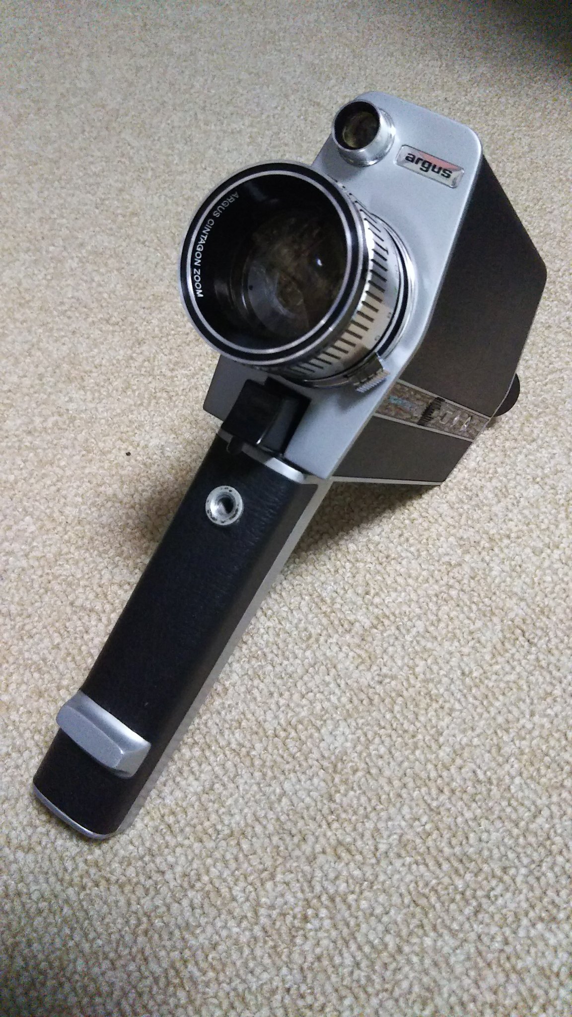 スギッチ スーパー8フィルムを使用する8mmカメラ スーパー8のカメラは大抵タングステン光のフィルターが内臓されているのでネジをさし込み解除する必要がある Argus Showmaster 2 8mmフィルムカメラ 8mmフィルム T Co Fge12cnunr Twitter スギッチ スーパー8フィルムを使用する8mmカメラ スーパー8のカメラは大抵タングステン光のフィルターが内臓されているのでネジをさし込み解除する必要がある Argus Showmaster 2 8mmフィルムカメラ 8mmフィルム T Co Fge12cnunr Twitter
