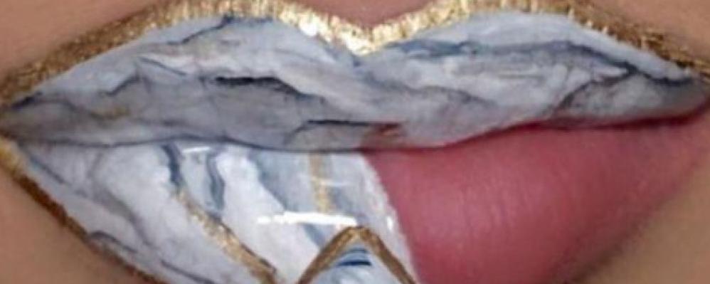 france_soir's tweet photo. Le "Marble Lips": la nouvelle tendance maquillage qui fait le buzz sur Instagram #marblelips
https://t.co/4dbAgmFt5Z https://t.co/UvKg0IH1DE