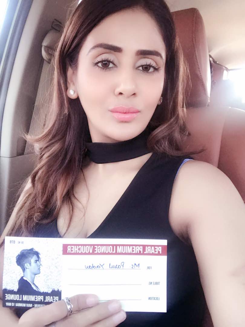 TheParulYadav's tweet photo. Perfectly geared up for the #JustinBieber concert!
💍@Forever21 👕#fancypantsthestore 👢@ZARA 👖#americaneagle 
#JustinBieberIndia😎 https://t.co/fHqJdhhdpb