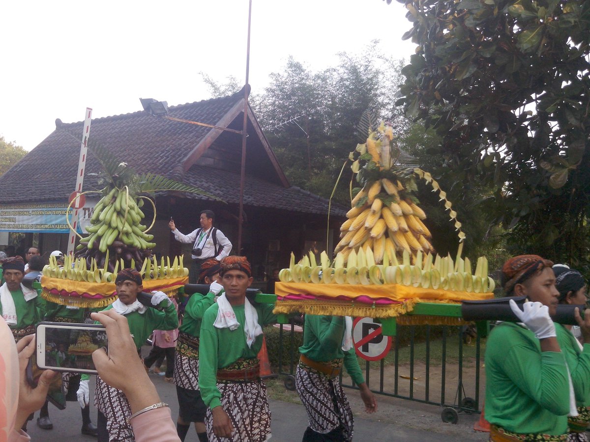 dewa_RI's tweet photo. Prosesi Pawai Perarakan Air Suci dan Api Abadi  #BorobudurWaisak https://t.co/VyeXorLEZB