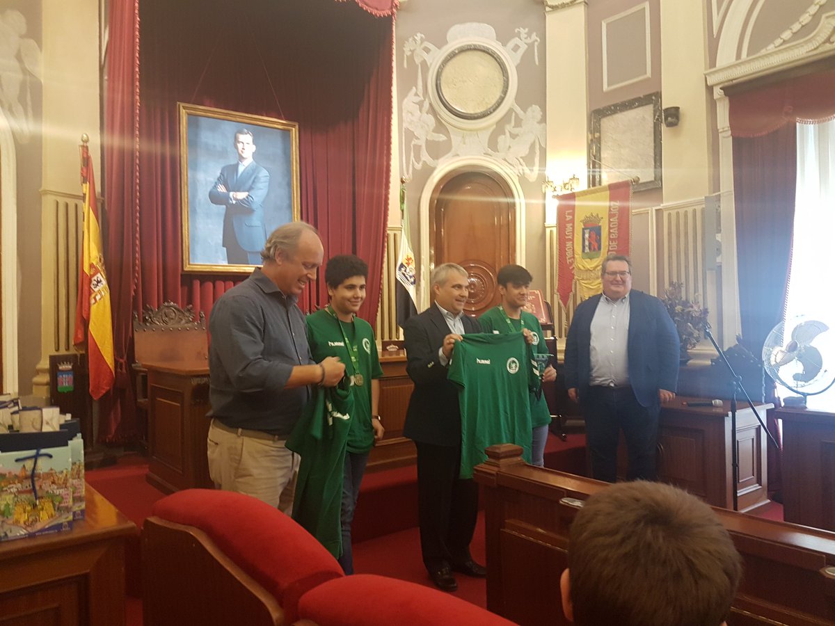 LA_UBP's tweet photo. Los infantiles con el alcalde de @aytodebadajoz @fragoso_fran en el recibimiento por la consecución de la liga de @fexbm #Ubp_PiensaEnVerde https://t.co/kp8NfrEXjb