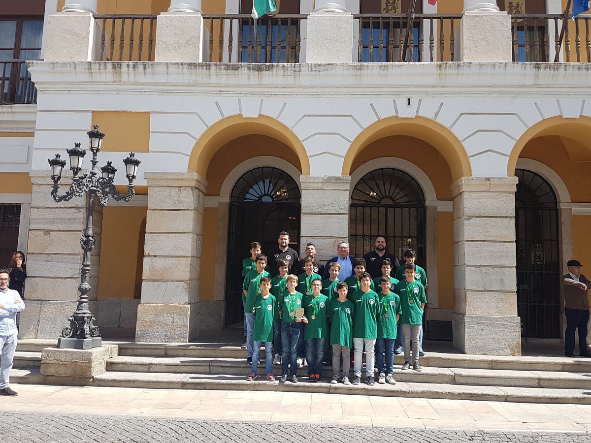 LA_UBP's tweet photo. Los infantiles con el alcalde de @aytodebadajoz @fragoso_fran en el recibimiento por la consecución de la liga de @fexbm #Ubp_PiensaEnVerde https://t.co/kp8NfrEXjb