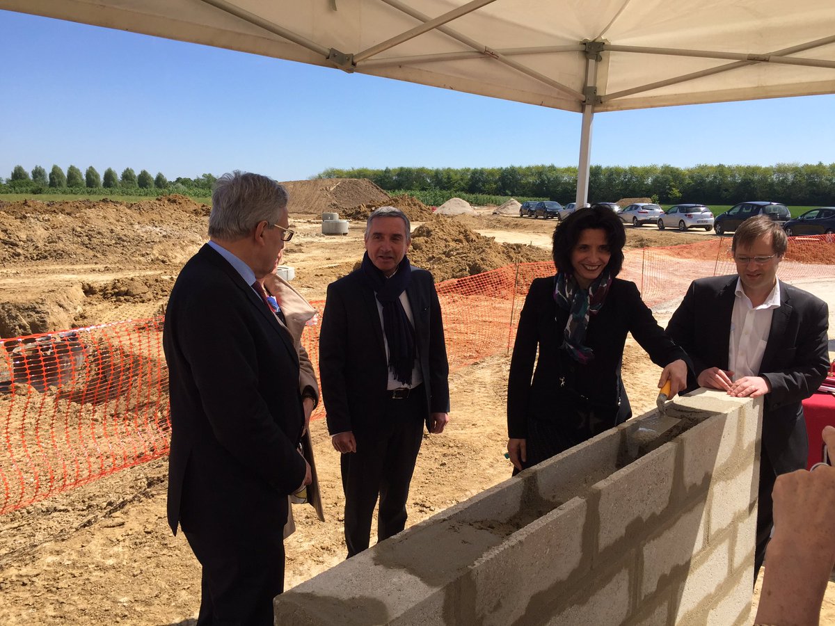 JWackenheim's tweet photo. Pose de la 1ère pierre du parc @Spirit_IE de la clé de Saint Pierre @grandparissud avec Aude Debreil DG de l'EPA Senart #logement https://t.co/ViEwlJds4Z