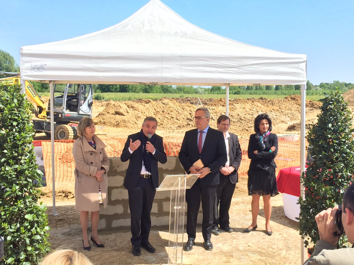 JWackenheim's tweet photo. Pose de la 1ère pierre du parc @Spirit_IE de la clé de Saint Pierre @grandparissud avec Aude Debreil DG de l'EPA Senart #logement https://t.co/ViEwlJds4Z