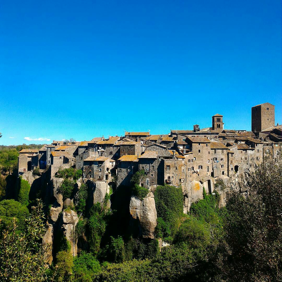 HappyRoads_it's tweet photo. #Vitorchiano: una paese di roccia tra l'azzurro del cielo e il verde della natura.
Foto di C.Rufini #Viterbo #Lazio @igersviterbo @Viterbo https://t.co/IdPQdwwfEX