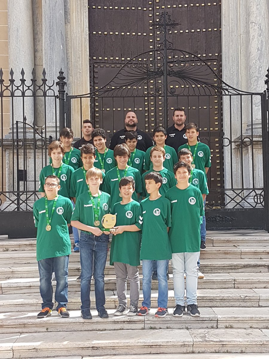 LA_UBP's tweet photo. Los infantiles con el alcalde de @aytodebadajoz @fragoso_fran en el recibimiento por la consecución de la liga de @fexbm #Ubp_PiensaEnVerde https://t.co/kp8NfrEXjb