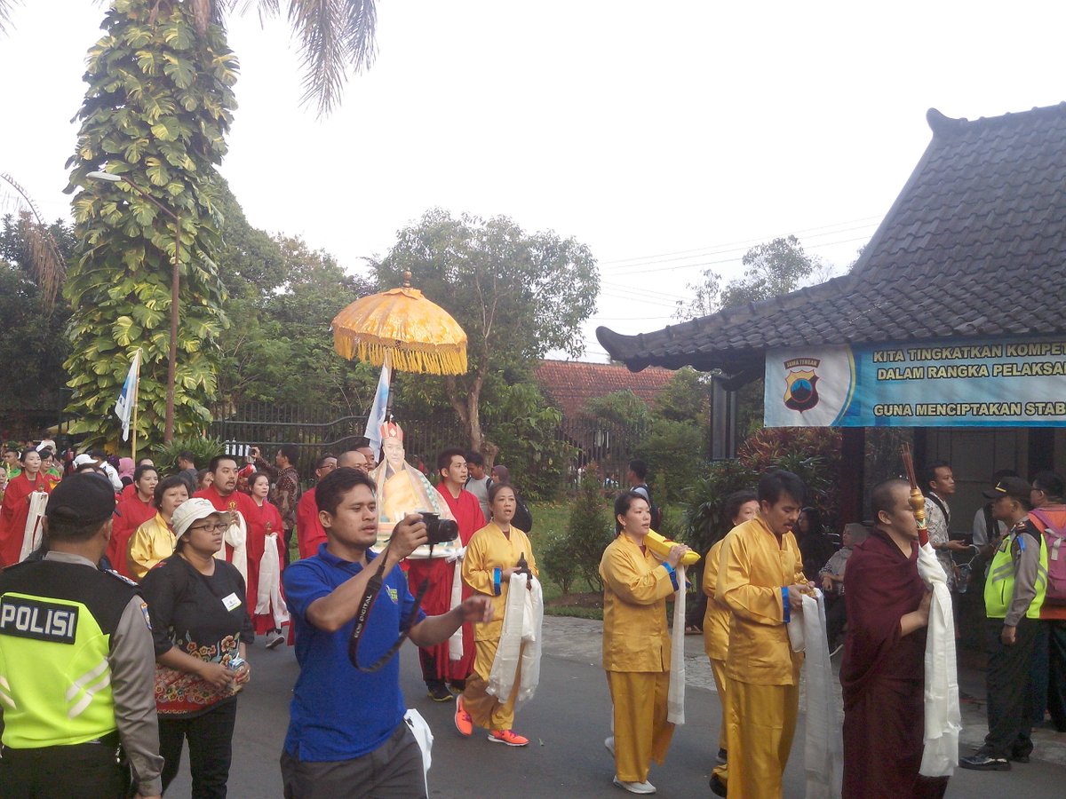 dewa_RI's tweet photo. Prosesi Pawai Perarakan Air Suci dan Api Abadi  #BorobudurWaisak https://t.co/VyeXorLEZB