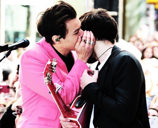 Sel_On_Tour's tweet image. The difference between whispering and kissing! 😏😏😏