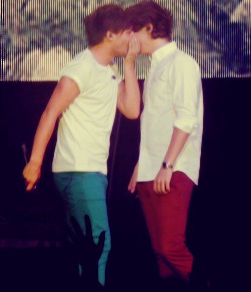 Sel_On_Tour's tweet image. The difference between whispering and kissing! 😏😏😏