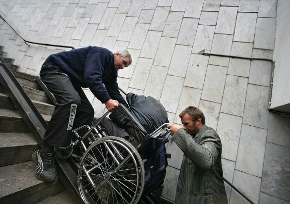 Колясочник. Инвалиды колясочники умирают. Богатый инвалид. Люди с ограниченными возможностями. Люди с ограниченными возможностями.