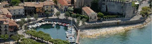 Dammi 3 parole, sole, fiore, #lagodigarda! 🍋🍋🍋🌺🌺🌺
Torri mio fiore sta arrivando #weekend Torri del Benaco 
bit.ly/2q5eXn7