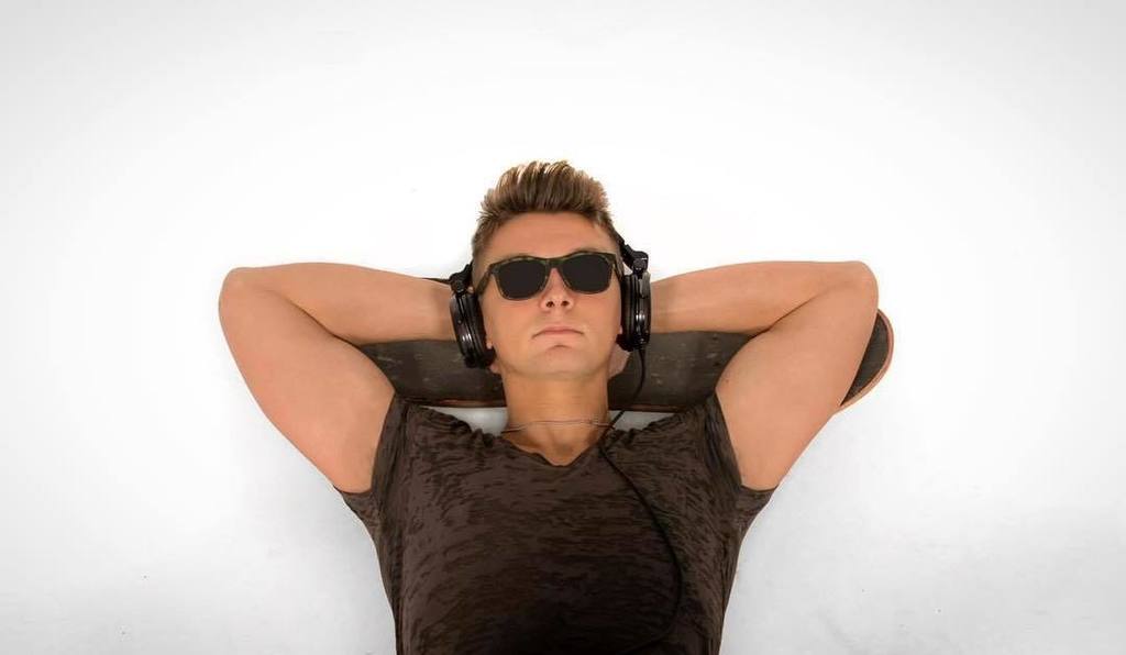 stevennicoladj's tweet photo. DREAMER
#love #stevennicola #stevennicoladj #instagood #me #smile #follow #cute #photooftheday #nightlife #followm… https://t.co/CXhIVJ9GaW https://t.co/BkaWHMiqZI