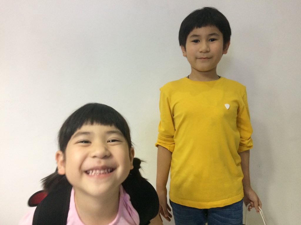 kritkrittapas's tweet photo. น้องเซย่ากับเตปาป้าเป็นพี่น้องกัน "ขอถ่ายรูปด้วยนะครับ อยู่นิ่งๆนะ" น้องเตปาป้าทำตามโดยดี แต่น้องเซย่าหาได้นำพาไม่ #cigna #tvc #machomango https://t.co/jlr2GbmAz3