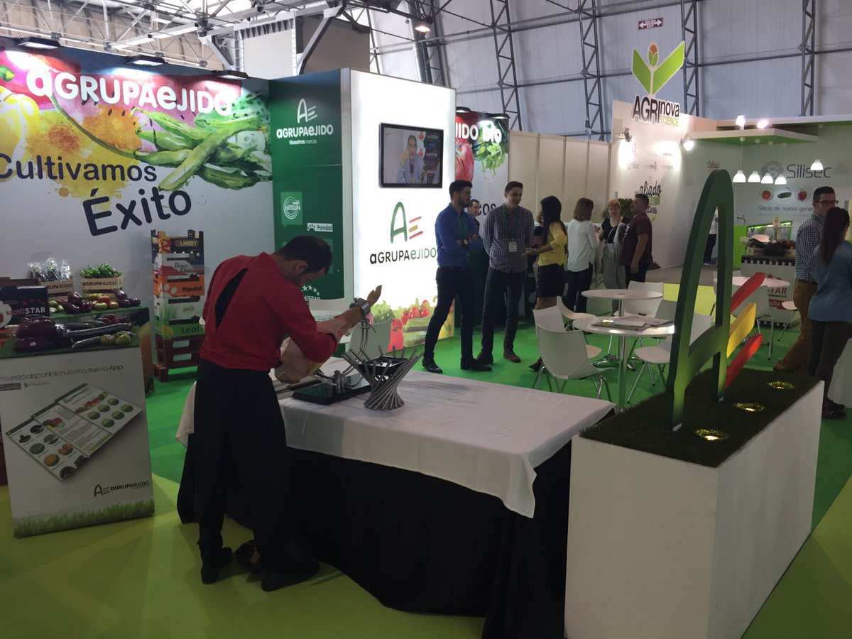 El jamón está poniéndose a punto por el #mejorcortadordeEspaña2012. Si queréis una tapita, aquí os esperamos!🍻