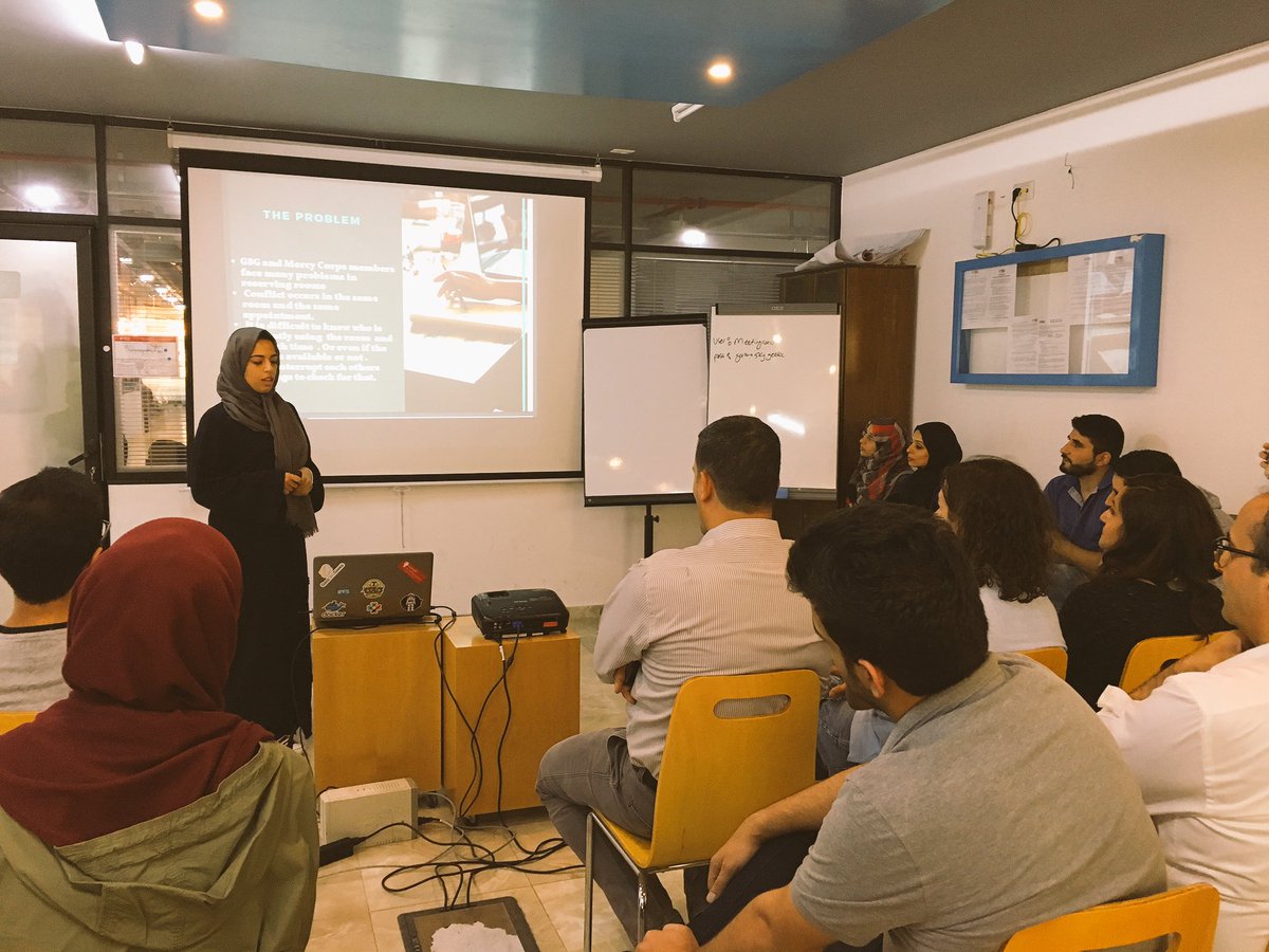 GazaSkyGeeks's tweet photo. الفريق التاني بيعرض فكرته لتسهيل حجز القاعات في @GazaSkyGeeks ومعرفة اذا كانت متوفرة للاستخدام #GSGCodeAcademy https://t.co/6a9mt9Erch