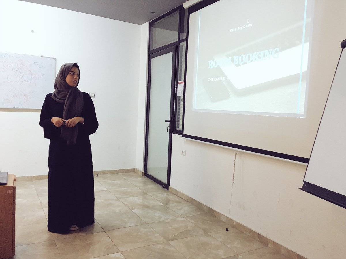 GazaSkyGeeks's tweet photo. الفريق التاني بيعرض فكرته لتسهيل حجز القاعات في @GazaSkyGeeks ومعرفة اذا كانت متوفرة للاستخدام #GSGCodeAcademy https://t.co/6a9mt9Erch