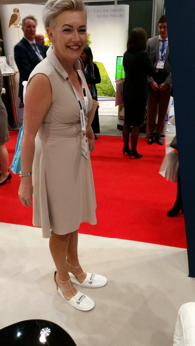 brokernetworkuk's tweet photo. Karen rocking the slipper look! @weirinsurance #BIBA2017 #BNBIBA17 https://t.co/eDeipzxSS2