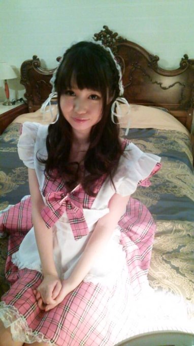ん！？メイドの日だと！？！？ こういうのいつもスルーだけど遡ってみたら懐かしくなったから参加する♡  若い順に、、、🐒❤︎ (3枚目はエプロンだけ)  #メイドの日 https://t.co/IUrD<a href="/tag/%E3%83%A1%E3%82%A4%E3%83%89%E3%81%AE%E6%97%A5"class="tags">#メイドの日</a>