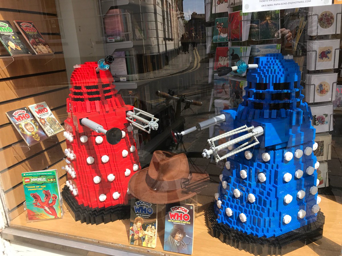 Oxfam Huntingdon has the best volunteer workers when they create displays like this! swarmapp.com/c/9RYwqshyvNS