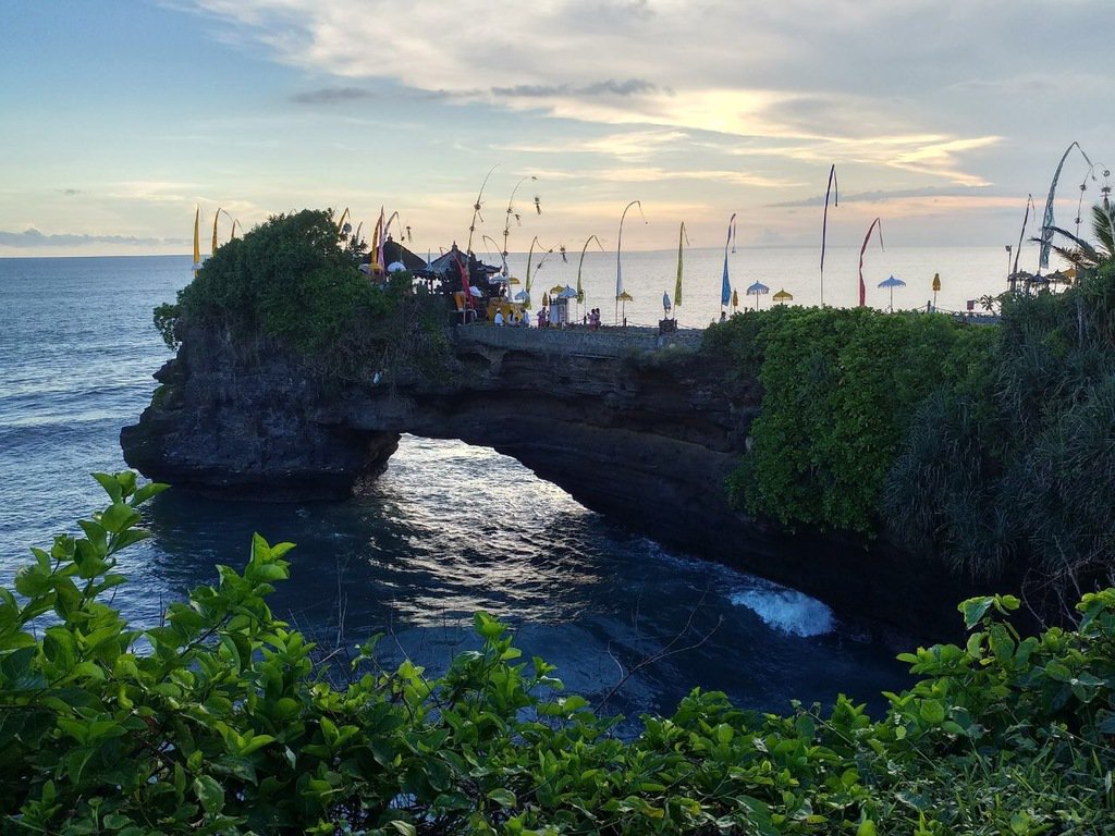 theremotetrip's tweet photo. Last month we went to visit #tanahlot in #bali https://t.co/ReYF1jNjIl