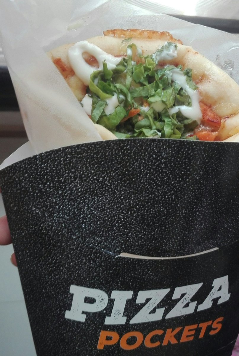 SyedaaAmmara's tweet image. Tbh love it&apos;s packaging and it is so easy to eat anytime. 
#MealOnTheGo #PizzaPocket @PizzaHutPak