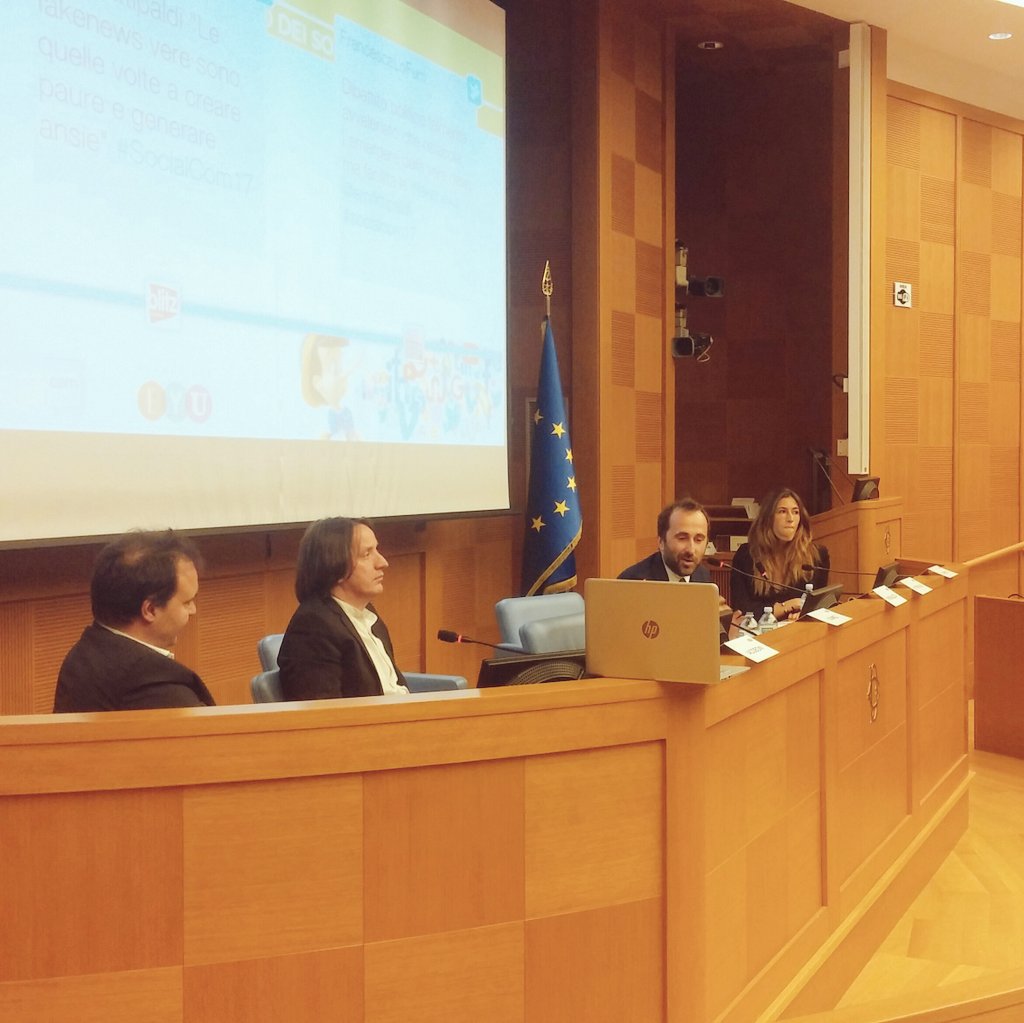 G_Gbr's tweet photo. Ferrazza: "Il lettore ha 3 diritti: non ricordare, non sapere, non capire. Dovremmo ricordarcelo sempre quando scriviamo." #SocialCom17 https://t.co/C3sZerV2R6