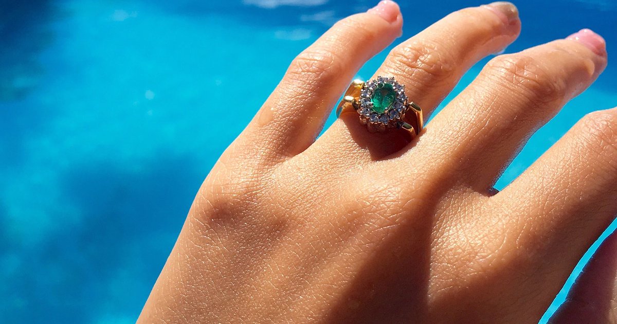 Refinery29UK's tweet photo. Millennials are all buying this type of engagement ring: https://t.co/qya6tUGPLP  Ft. @charliebyrne406 @issiegibbons @GemfieldsPlc https://t.co/Rn888MkRxJ