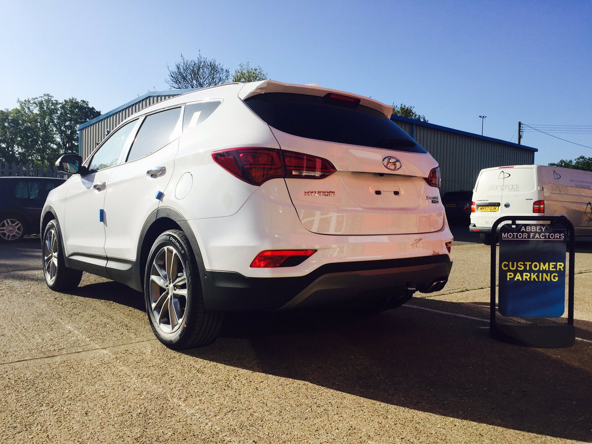 AbbeyMotorFrs's tweet photo. Finally some beautiful sunshine. ☀️ 🚗 Another brand new Hyundai Santa-fe for a @westfaliauk detachable and 13 pin harness. #hyundai #towbar https://t.co/eq8iRDchnB