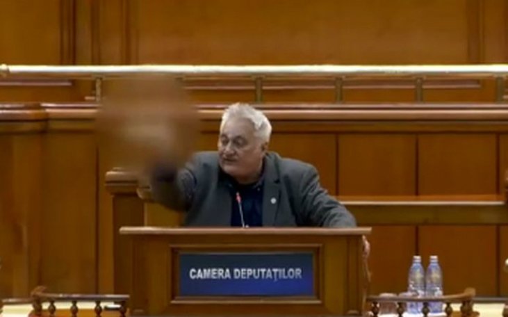 MASZOL1's tweet photo. Ekkora tahót rég nem láttunk a román parlamentben: https://t.co/pQCKCNrOUV https://t.co/0lPctoPmhY