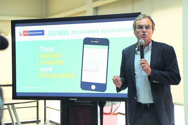 larepublica_pe's tweet photo. #EnPortada Quien adquiera un celular robado será denunciado penalmente ► https://t.co/K0o73uu9US https://t.co/Po48WGJpJ7