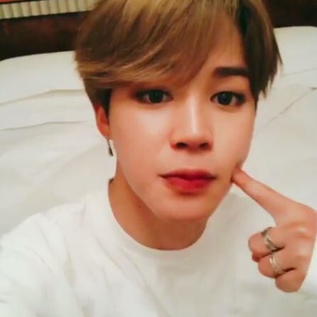 wintaemelon's tweet photo. park jimin has the ability to make me swerve lanes in just 4 pictures 

#BTSBBMAs https://t.co/CyUKLNGpSJ
