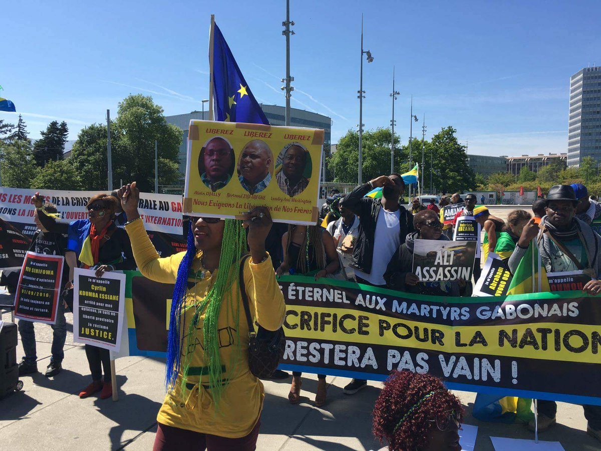 liloulaliloula2's tweet photo. Le peuple #Gabon ais devant le siège de l'@ONU pour revendiquer la libération des prisonniers politiques. @rfi @bbcword @canardenchaine @N24 https://t.co/7dxzoJfckS