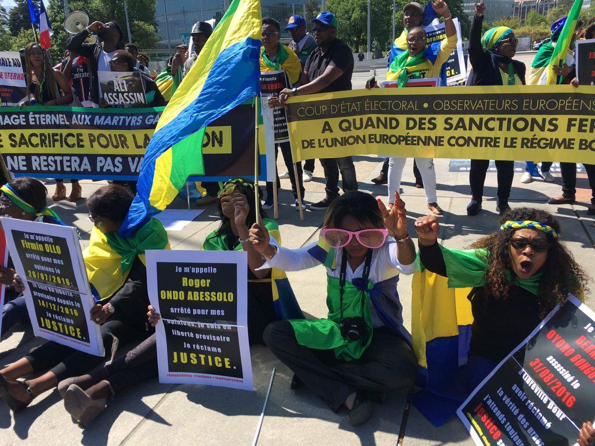 liloulaliloula2's tweet photo. Le peuple #Gabon ais devant le siège de l'@ONU pour revendiquer la libération des prisonniers politiques. @rfi @bbcword @canardenchaine @N24 https://t.co/7dxzoJfckS