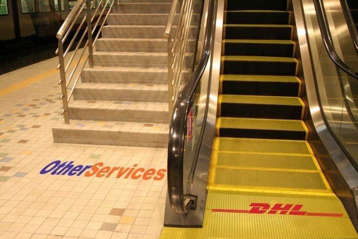 creapills's tweet photo. DHL et ses concurrents... C'est un peu vache mais c'est du bon marketing 😜 https://t.co/IrXaoScZRS