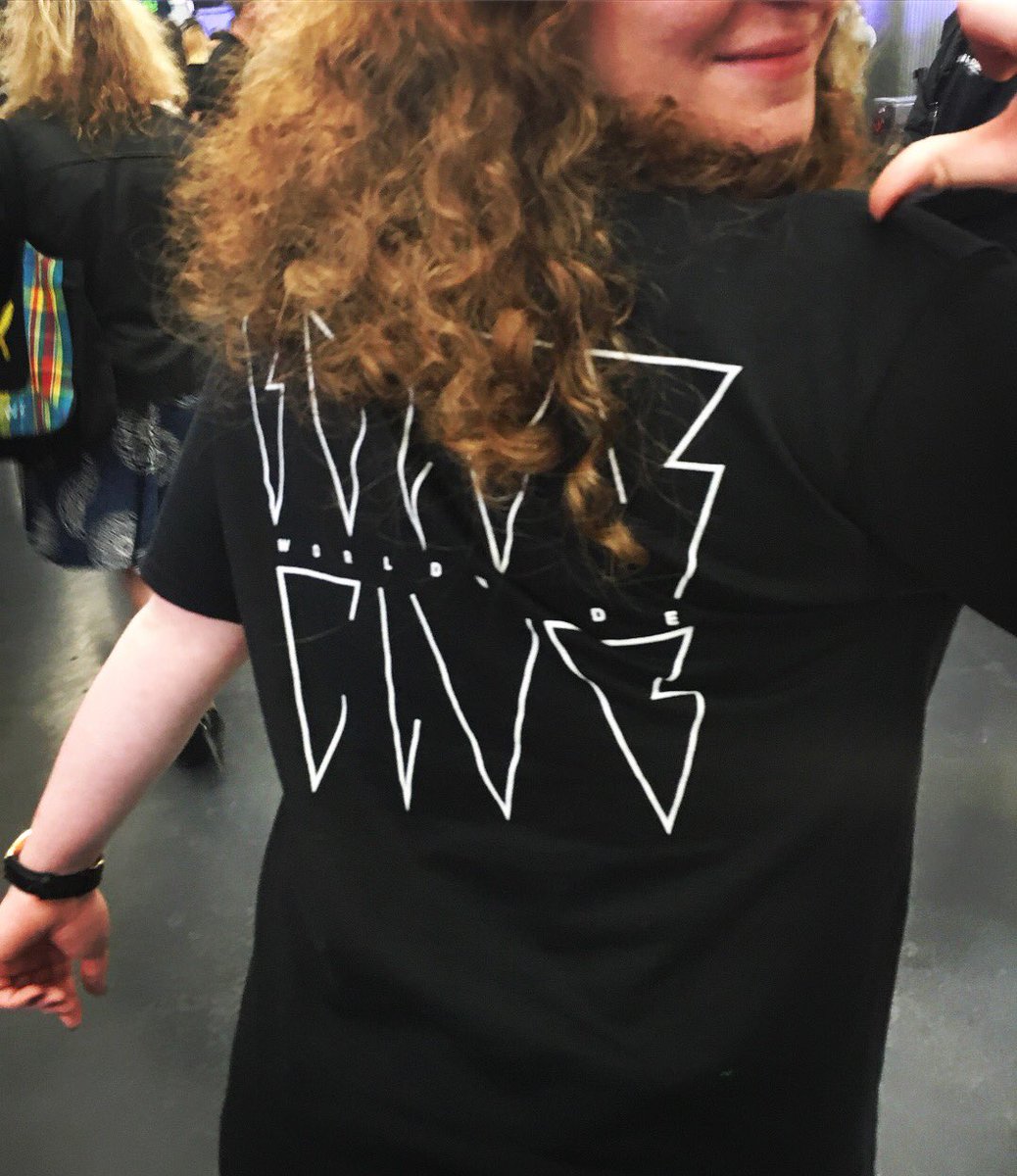 CloutierMaud's tweet photo. Merci la @WWE !
Je repars avec plein de souvenirs &amp; un t-shirt de @FinnBalor #Balorclub. 
Pour sûr, on reviendra !
#wwelille #thisisawesome https://t.co/owKUBpkxGd