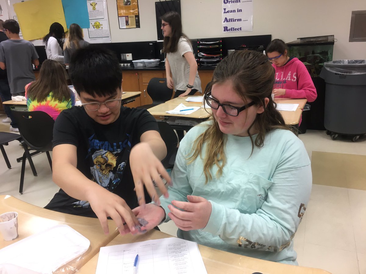 koontzscience8's tweet photo. Playing with Polymers @avonnorth1 in #b113 today! https://t.co/BjyPqHnXuQ