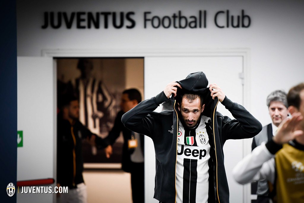 juventusfc's tweet photo. Dietro le quinte di una grande notte di @ChampionsLeague πΈ La GALLERY π https://t.co/eFgChh2XvE βͺοΈβ«οΈ #JuveASM #ItsTime #UCL https://t.co/8sk0Q9YDXt