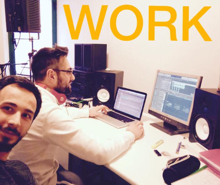 C'è chi lavora agli arrangiamenti e chi si fa i selfie! (e fidatevi che ricreare gli arrangiamenti dei #COLDPLAY non è da tutti)! 😜🔊🎶