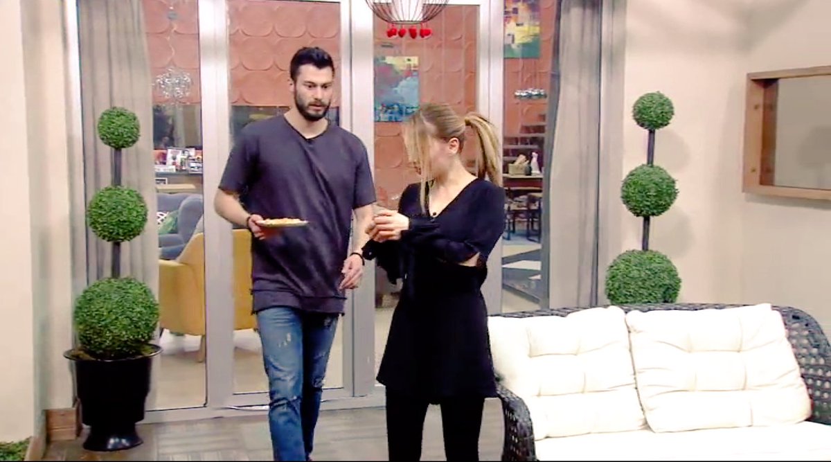 BilgeIlknur's tweet photo. Kadininin parmağini öpen adam #tugem #kısmetseolur https://t.co/6zrgMjhnyX