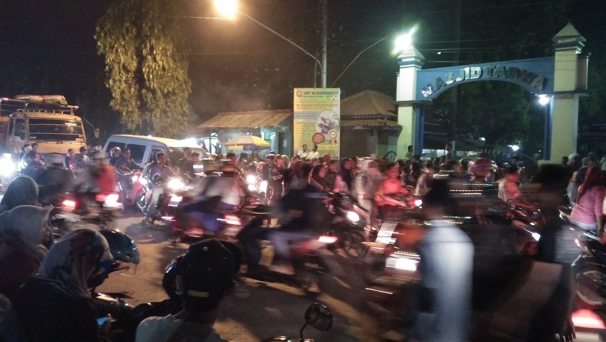 Lalu lintas di #Kalinyamatan ramai dengan warga yg ingin menonton <a href="/PestaBaratan/">Lembayung Production</a> Arak-arakan #RatuKalinyamat. Jaga suasana ttp kondusif yuk 😉
