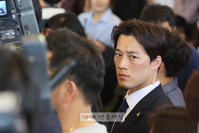 대통령 민정수석 대통령 경호원 대한민국 존나 잘생김 와꾸로 동북아 패권 이룸