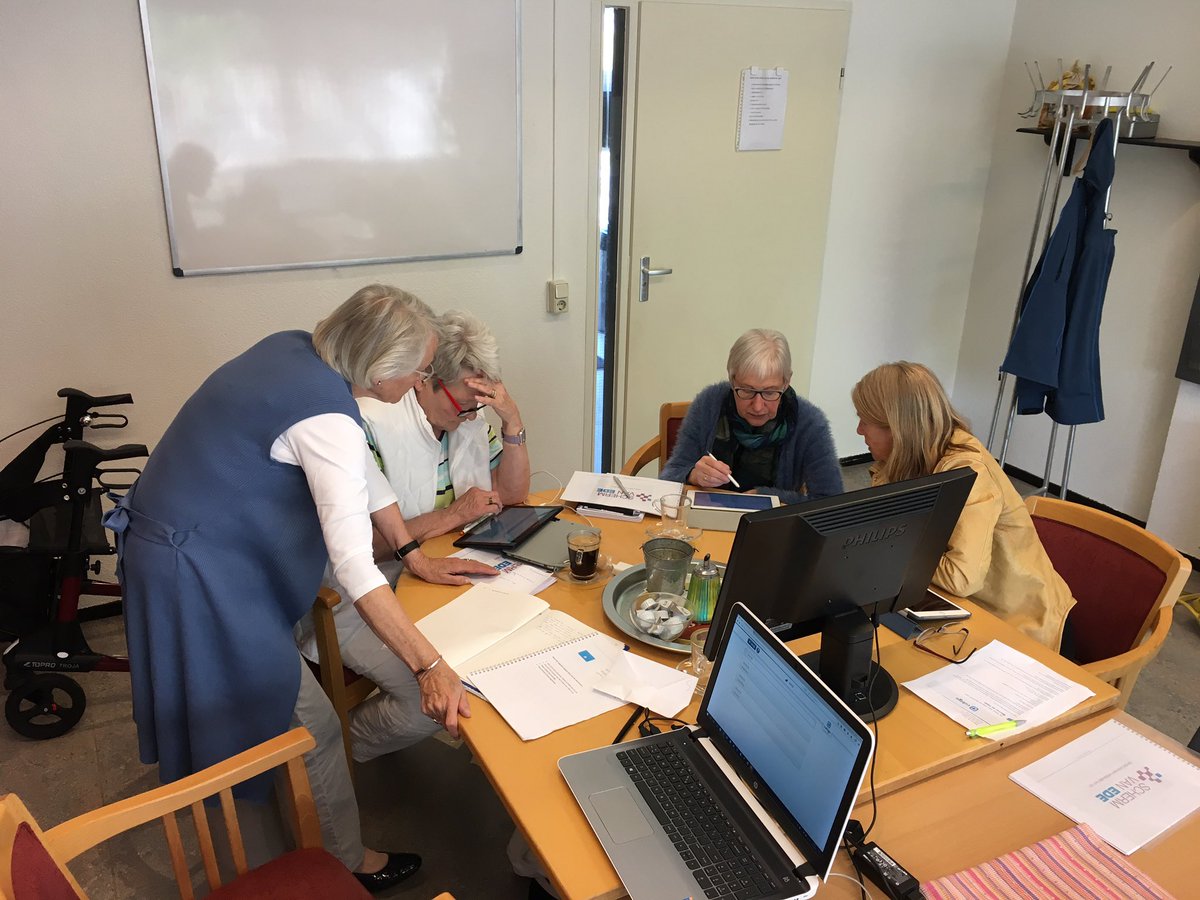 SchermvanEde's tweet photo. Training Scherm van Ede in Buurthuis de Velder. Trainers Truus en Hennie vrijwillige ouderadviseurs #ede #ehealth #buurtplatform #cubigo. https://t.co/aLGkRklhkw