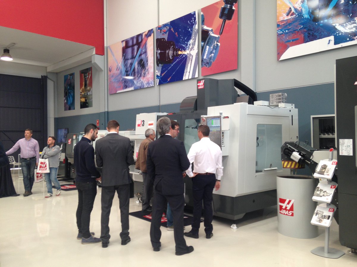 HaasSpain's tweet image. Fabricando #moldes en directo con la #Haas VM-3 durante el #HaasDemoDay en nuestro showroom de Madrid. Programada con @Mastercam