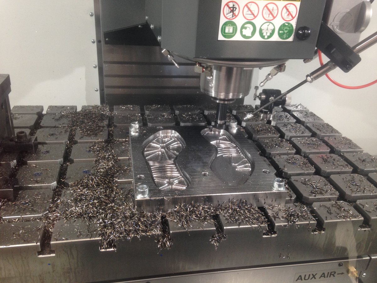 HaasSpain's tweet image. Fabricando #moldes en directo con la #Haas VM-3 durante el #HaasDemoDay en nuestro showroom de Madrid. Programada con @Mastercam