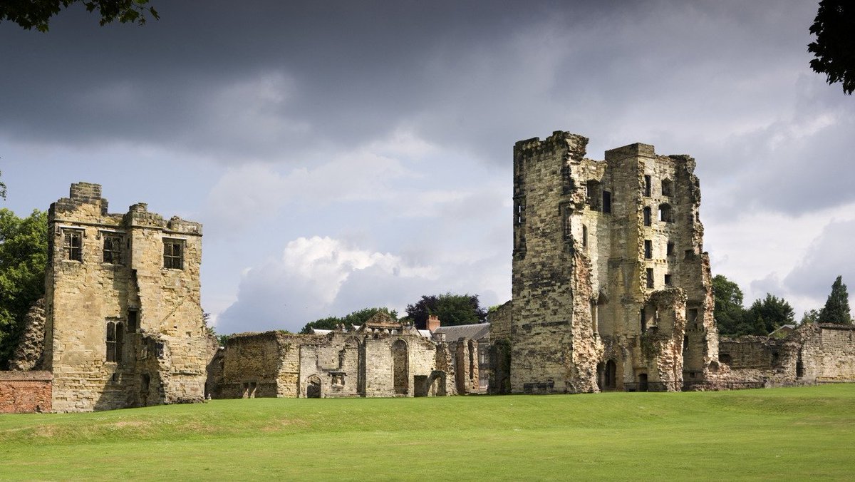 EnglishHeritage's tweet photo. Climb a tower which was damaged in the Civil War at Ashby de la Zouch Castle - there are great views from the top! https://t.co/M6IfIn6LG0 https://t.co/1ziIIjyKZb