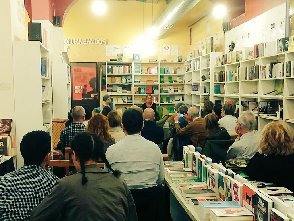 EspaiLlavors's tweet photo. Ple de gent interessant interessada en les històries de #Veussenserefugi Badia Bouia i Anna Cabot presenten llibre de @LesMalesHerbes #ara https://t.co/pJl0r00VNy